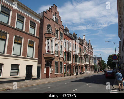 Laan van Meerdervoort a l'Aia è catturato in questa immagine, che mostra la trafficata strada urbana con edifici residenziali e commerciali lungo la strada. Si tratta di una strada principale della città, che riflette la pianificazione urbana e le infrastrutture dell'area. Foto Stock