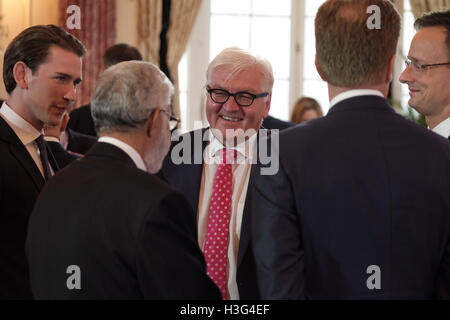 Federale di ministro degli Affari esteri della Repubblica federale di Germania, Frank-Walter Steinmeier chat con il Ministro degli Esteri libico Mohamed Syala prima di un pranzo di lavoro per il contatore-ISIL ministeriale dei Ministri degli esteri, all'U.S. Dipartimento di Stato a Washington D.C. il 21 luglio 2016. Foto Stock