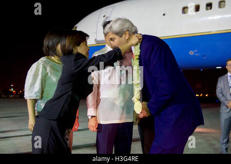 Un protocollo di filippini presenta ufficiale U.S. Il segretario di Stato John Kerry con un tradizionale lei sulla luglio 26, 2016 a Villamor Aeroporto a Manila nelle Filippine, dopo arrivò per una visita che si prevedono incontri con il neo eletto Presidente Rodrigo Duterte e segretario di Stato per gli affari esteri Perfecto Yasay. Foto Stock