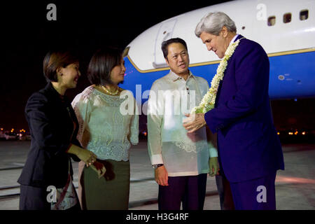 Stati Uniti Il segretario di Stato John Kerry si ammira un tradizionale lei a lui presentati dal protocollo filippino funzionari sulla luglio 26, 2016 a Villamor Aeroporto a Manila nelle Filippine, dopo arrivò per una visita che si prevedono incontri con il neo eletto Presidente Rodrigo Duterte e segretario di Stato per gli affari esteri Perfecto Yasay. Foto Stock