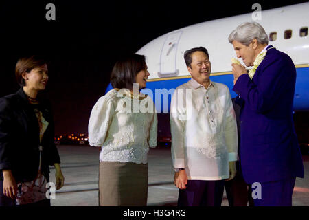 Stati Uniti Il segretario di Stato John Kerry gli odori di un tradizionale lei a lui presentati dal protocollo filippino funzionari sulla luglio 26, 2016 a Villamor Aeroporto a Manila nelle Filippine, dopo arrivò per una visita che si prevedono incontri con il neo eletto Presidente Rodrigo Duterte e segretario di Stato per gli affari esteri Perfecto Yasay. Foto Stock