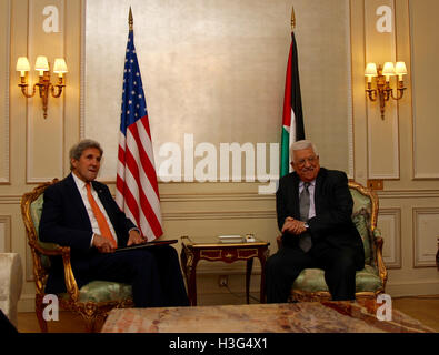 Stati Uniti Il segretario di Stato John Kerry incontra con stato di Palestina Presidente Mahmmoud Abbas al Le Meurice Hotel di Parigi in Francia il 30 luglio 2016. Foto Stock