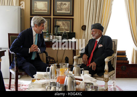 Stati Uniti Il segretario di Stato John Kerry incontra Omani Ministro degli Esteri Yousuf bin Alawi Bin Abdullah a Parigi in Francia il 31 luglio 2016. Foto Stock