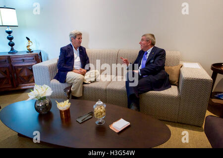 Stati Uniti Il segretario di Stato John Kerry risponde con il Comitato olimpico internazionale il presidente Thomas Bach al Parco Olimpico di Rio de Janeiro, Brasile, il 6 agosto 2016, come il Segretario e i suoi colleghi della U.S. Delegazione presidenziale frequentare i giochi olimpici estivi. Foto Stock