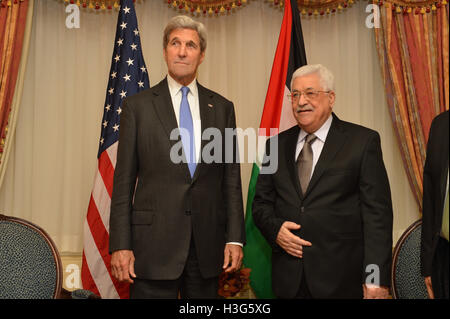 Stati Uniti Il segretario di Stato John Kerry risponde con Autorità Palestinese Presidente Mahmoud Abbas nella città di New York New York il 19 settembre 2016. Foto Stock