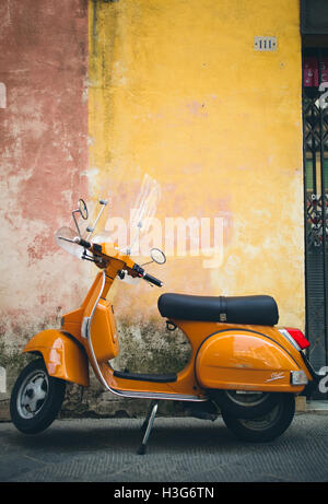 Orange Vespa scooter Star, Italia Foto Stock