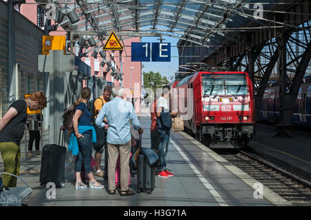 Le persone in attesa di un treno a Colonia Stazione Centrale, NRW. Germania Foto Stock