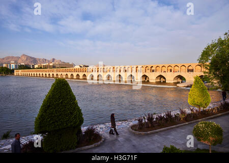 Iran Isfahan Si-O-seh ponte sul fiume Zayandeh Foto Stock