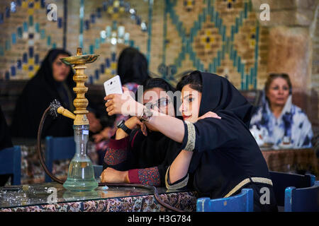 Iran, Kerman provincia, Kerman, Vakil hammam teahouse, selfie Foto Stock