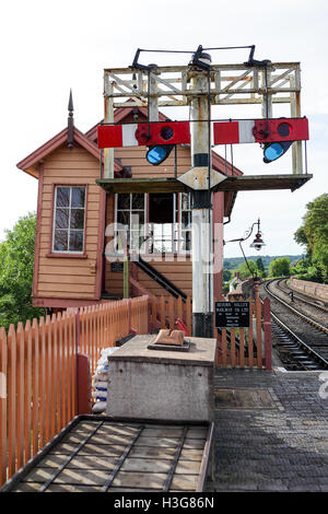 Severn Valley Railway, abbracciando la casella segnale a partire dall'età di vapore su questo lavoro storica linea ferroviaria. Foto Stock