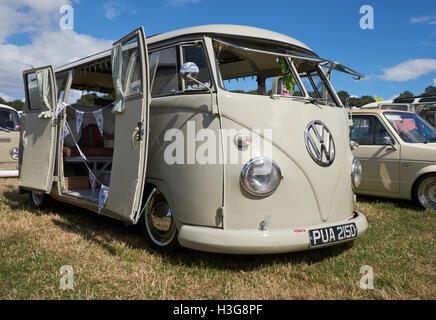 Una schermata divisa VW camper van con aperta "ALETTI" al Viva Skeg Vegas Classic VW mostra, Revesby Park, Lincolnshire, Regno Unito. Foto Stock