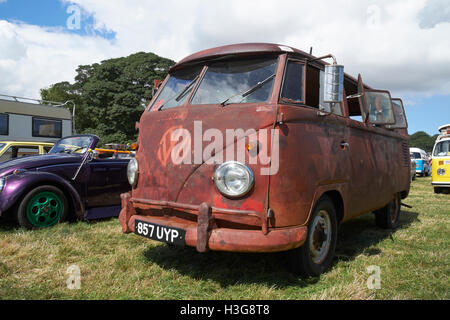 Un 'rat look' split-screen VW van al Viva Skeg Vegas Classic VW mostra, Revesby Park, Lincolnshire, Regno Unito. Foto Stock