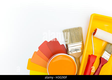 Rullo di vernice nel vassoio, pennelli e vernice può con guida a colori Foto Stock