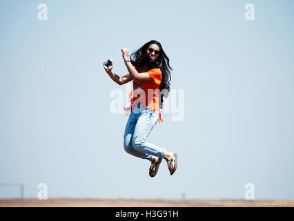 L'immagine di adolescenti ragazza indiana il salto in aria, India Foto Stock