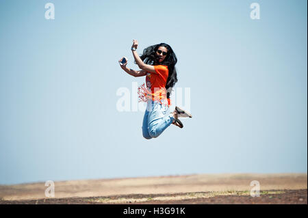 L'immagine di entusiasti Indian ragazza adolescente il salto in aria, India Foto Stock