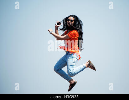 L'immagine di adolescenti ragazza indiana il salto in aria, India Foto Stock