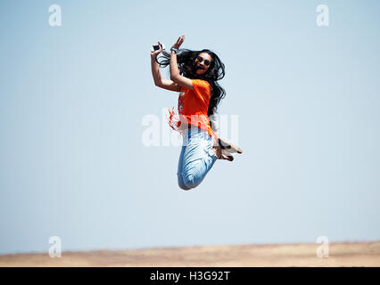 L'immagine di indiani ragazza adolescente il salto in aria, India Foto Stock