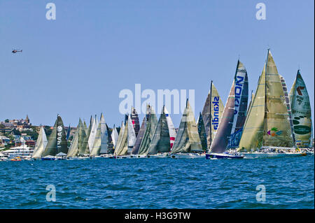 Australia, NSW, Sydney Harbour, inizio della Sydney Hobart Yacht Race su Boxing Day Foto Stock