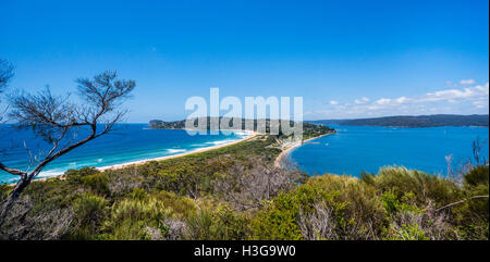 Australia, Nuovo Galles del Sud, Sydney, vista di Palm Beach con il Mare di Tasman e Pittwater dalla testa Barrenjoey Foto Stock