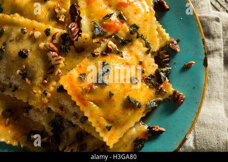 In casa i ravioli di zucca con salsa di burro salato e Foto Stock