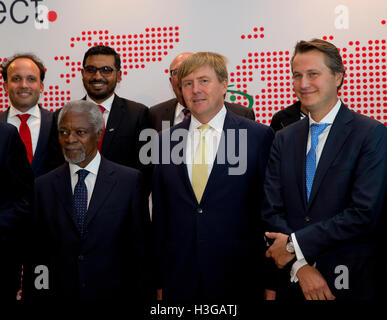 Re Willem-Alexander (2a anteriore destro) assiste il simposio "Global mente" organizzato da Koninklijke Vopak N.V. a Rotterdam (Paesi Bassi), 5 ottobre 2016. L'ex Segretario Generale delle Nazioni Unite Kofi Annan (prima parte anteriore sinistra)e i membri del consiglio di amministrazione anche partecipare al simposio. Albert Nieboer// RPE - nessun filo SERVICE - Foto Stock