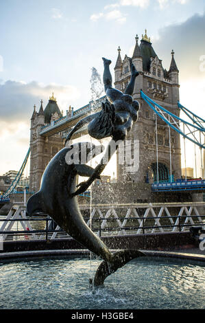 Londra REGNO UNITO, 7 ottobre 2016. Il sole scende a San Katharine Dock con colori autunnali. Credito: Alberto Pezzali/Alamy Live news Foto Stock