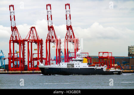 RRS Discovery è un Royal Nave per la ricerca operata dal Consiglio di ricerca sull'ambiente naturale in Liverpool, Merseyside, scoperta la ricerca nave lascia il porto. Royal Research Ship (RRS) Discovery è uno stato dell'arte, multi-ruolo di ricerche oceanografiche nave costruita per il Regno Unito principale della ricerca ambientale organizzazione, Ambiente Nazionale Research Council (NERC). La nave è una marina mercantile nave del Regno Unito che conduce la ricerca scientifica per la sua maestà il governo. Questa nave è la più recente e più avanzata ricerca scientifica spedizione in tutto il mondo. Foto Stock