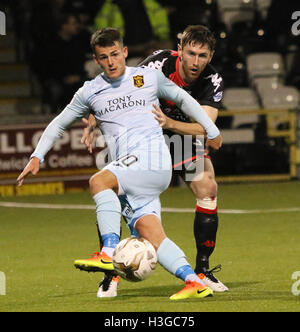 Seaview, Belfast, Regno Unito. 01 ott 2016 - IRN BRU Cup (4° Round), Crociati 1 Livingston 2. Livingston's Danny Mulien (10) tiene fuori Howard Beverland. David Hunter/Alamy Live News. Foto Stock