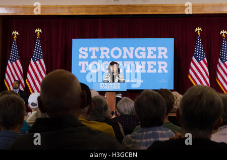 Henderson, Stati Uniti d'America. 07 ott 2016. Nevada candidato congressuale Jackie Rosen parla alla folla al senatore Tim Kaine di parlare con il Nevada seniors il Ottobre 7th, 2016 a Mac Donalds Ranch centro comunitario in Henderson NV. Credito: la foto di accesso/Alamy Li Foto Stock