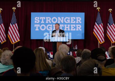 Henderson, Stati Uniti d'America. 07 ott 2016. Il senatore Tim Kaine parla alla folla al suo caso con il Nevada Seniors il Ottobre 7th, 2016 a Mac Donald Ranch centro comunitario in Henderson NV. Credito: la foto di accesso/Alamy Live News Foto Stock