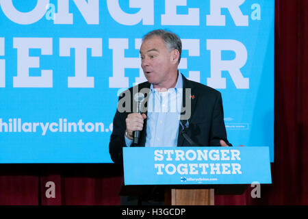 Henderson, Stati Uniti d'America. 07 ott 2016. Il senatore Tim Kaine parla alla folla al suo caso con il Nevada Seniors il Ottobre 7th, 2016 a Mac Donald Ranch centro comunitario in Henderson NV. Credito: la foto di accesso/Alamy Live News Foto Stock