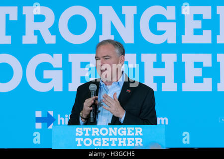 Henderson, Stati Uniti d'America. 07 ott 2016. Il senatore Tim Kaine parla alla folla al suo caso con il Nevada Seniors il Ottobre 7th, 2016 a Mac Donald Ranch centro comunitario in Henderson NV. Credito: la foto di accesso/Alamy Live News Foto Stock