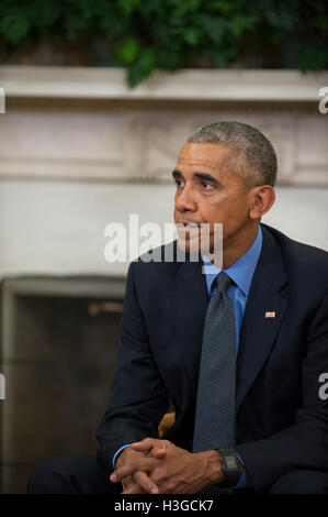 Il Presidente degli Stati Uniti Barack Obama risponde alle domande dei giornalisti durante la riunione con gli Stati Uniti Federal Emergency Management Agency Administrator Craig Fugate, U.S. Segretario di Homeland Security Jeh Johnson e vice Homeland Security Advisor Amy Papa nell'Ufficio Ovale della Casa Bianca a Washington DC, Stati Uniti, venerdì 7 ottobre 2016. Credito: Asta Lamkey Jr. / Pool via CNP /MediaPunch Foto Stock