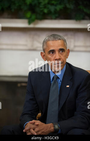 Il Presidente degli Stati Uniti Barack Obama risponde alle domande dei giornalisti durante la riunione con gli Stati Uniti Federal Emergency Management Agency Administrator Craig Fugate, U.S. Segretario di Homeland Security Jeh Johnson e vice Homeland Security Advisor Amy Papa nell'Ufficio Ovale della Casa Bianca a Washington DC, Stati Uniti, venerdì 7 ottobre 2016. Credito: Asta Lamkey Jr. / Pool via CNP /MediaPunch Foto Stock