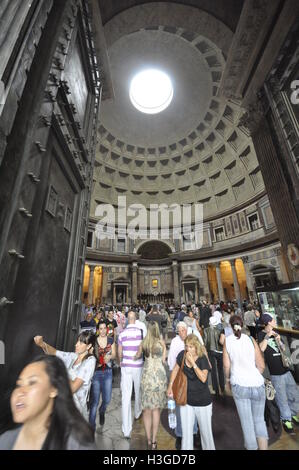 Roma, lazio, Italy. Xxiv Maggio, 2011. Tourist entrare e uscire dal Pantheon attraverso le porte di bronzo. Questo è il più antico edificio del mondo con il suo tetto ancora in posizione. © Kenneth Martin/ZUMA filo/Alamy Live News Foto Stock