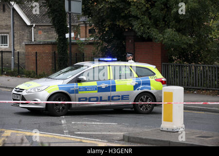 Haringey, a nord di Londra. 8 Ott 2016. Cordoni rimangono in posto in corrispondenza della scena. Un uomo è in lotta per la vita in ospedale dopo essere scattato in Hornsey High Street su Venerdì 7 ottobre, Haringey, a nord di Londra. Credito: Dinendra Haria/Alamy Live News Foto Stock