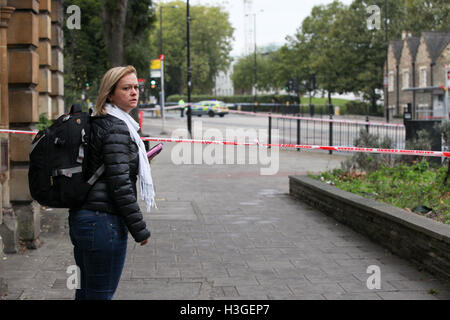 Haringey, a nord di Londra. 8 Ott 2016. Cordoni rimangono in posto in corrispondenza della scena. Un uomo è in lotta per la vita in ospedale dopo essere scattato in Hornsey High Street su Venerdì 7 ottobre, Haringey, a nord di Londra. Credito: Dinendra Haria/Alamy Live News Foto Stock