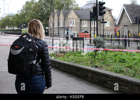 Haringey, a nord di Londra. 8 Ott 2016. Cordoni rimangono in posto in corrispondenza della scena. Un uomo è in lotta per la vita in ospedale dopo essere scattato in Hornsey High Street su Venerdì 7 ottobre, Haringey, a nord di Londra. Credito: Dinendra Haria/Alamy Live News Foto Stock