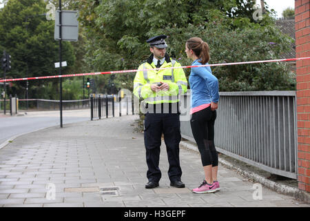 Haringey, a nord di Londra. 8 Ott 2016. Cordoni rimangono in posto in corrispondenza della scena. Un uomo è in lotta per la vita in ospedale dopo essere scattato in Hornsey High Street su Venerdì 7 ottobre, Haringey, a nord di Londra. Credito: Dinendra Haria/Alamy Live News Foto Stock