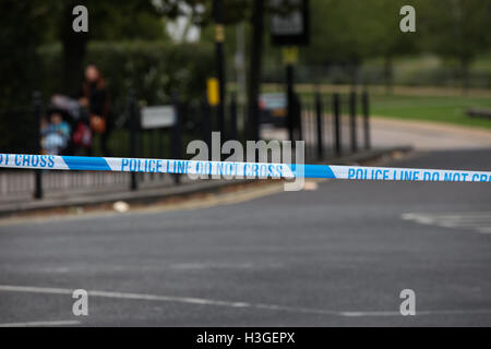 Haringey, a nord di Londra. 8 Ott 2016. Cordoni rimangono in posto in corrispondenza della scena. Un uomo è in lotta per la vita in ospedale dopo essere scattato in Hornsey High Street su Venerdì 7 ottobre, Haringey, a nord di Londra. Credito: Dinendra Haria/Alamy Live News Foto Stock