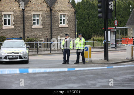 Haringey, a nord di Londra. 8 Ott 2016. Cordoni rimangono in posto in corrispondenza della scena. Un uomo è in lotta per la vita in ospedale dopo essere scattato in Hornsey High Street su Venerdì 7 ottobre, Haringey, a nord di Londra. Credito: Dinendra Haria/Alamy Live News Foto Stock