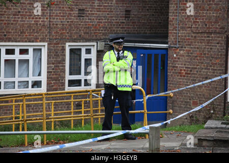 Haringey, a nord di Londra. 8 Ott 2016. Cordoni rimangono in posto in corrispondenza della scena. Un uomo è in lotta per la vita in ospedale dopo essere scattato in Hornsey High Street su Venerdì 7 ottobre, Haringey, a nord di Londra. Credito: Dinendra Haria/Alamy Live News Foto Stock