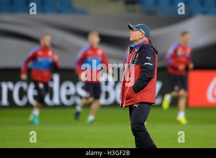 Amburgo, Germania. Il 7 ottobre, 2016. Karel Jarolim, allenatore di calcio ceca team, nella foto durante una sessione di formazione presso il Volksparkstadion ad Amburgo, Germania, 7 ottobre 2016. La Germania faccia il Czech republich nella World Cup qualifier in data 8 ottobre 2016. Foto: DANIEL BOCKWOLDT/DPA/Alamy Live News Foto Stock