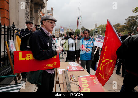 Lambeth, UK. 08 ott 2016. Diversi locali di campagna elettorale i gruppi si sono riuniti in piazza Windrush per dimostrare contro Consiglio di Lambeth. Ci sono state alcune tensioni con il Partito Laburista rappresentante. Credito: Miele Salvadori/Alamy Live News Foto Stock