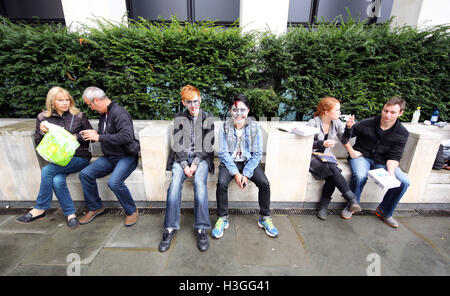 Londra, Regno Unito. 8 Ott, 2016. I partecipanti vestiti come undead zombie per mondo zombie giorno a Londra Credito: Paul Brown/Alamy Live News Foto Stock