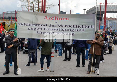 Vienna, Austria. 8th ottobre 2016. Imaam Hussain giorno 2016 a Vienna. Dimostrazione per gli sciiti che guarire Imam Hussein, al-Husain ibn alī. Banner reading 'Resistete all'umanità contro l'umiliazione e l'oppressione'. Credit: Franz PERC/Alamy Live News Foto Stock