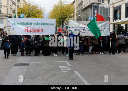 Vienna, Austria. 8th ottobre 2016. Imaam Hussain giorno 2016 a Vienna. Dimostrazione per gli sciiti che guarire Imam Hussein, al-Husain ibn alī. Banner che legge 'l'umanità è il banner di Hussein'. Credit: Franz PERC/Alamy Live News Foto Stock