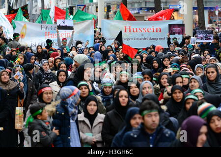 Vienna, Austria. 8th ottobre 2016. Imaam Hussain giorno 2016 a Vienna. Dimostrazione per gli sciiti che guarire Imam Hussein, al-Husain ibn alī. Banner reading 'Resistete all'umanità contro l'umiliazione e l'oppressione'. Credit: Franz PERC/Alamy Live News Foto Stock