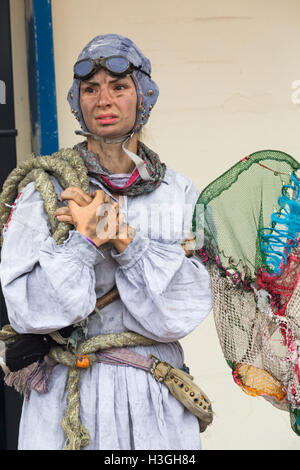 Bournemouth Dorset, Regno Unito. 8 Ott, 2016. Bournemouth Arts da mare Festival torna per un sesto anno con festival di intrattenimento. Timoneria da Acrojou un 'offerta, post-apocalittico storia d'amore", la casa delle ruote è un luogo unico e acrobatico di rotolamento-spettacolo teatrale che si snoda dentro e intorno ad una splendida casa circolare come si viaggia con il pubblico a camminare a fianco. La casa delle ruote è Acrojou ammiraglia, mostra una performance che ha catturato i cuori e l'immaginazione del pubblico di tutto il mondo. Credito: Carolyn Jenkins/Alamy Live News Foto Stock