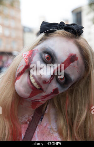 Londra, Regno Unito. 8 Ott, 2016. Gli zombie frequentare mondo zombie giorno in Leicester Square di Londra per raccogliere fondi per St Mungo dei senzatetto di credito di carità: Keith Larby/Alamy Live News Foto Stock